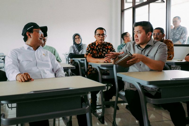 Seskab Teddy dan Mensos Saifullah meninjau Sekolah Rakyat di Bekasi