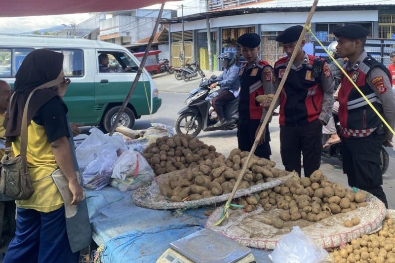 Polres Garut menggelar patroli antisipasi kejahatan di pasar tradisional