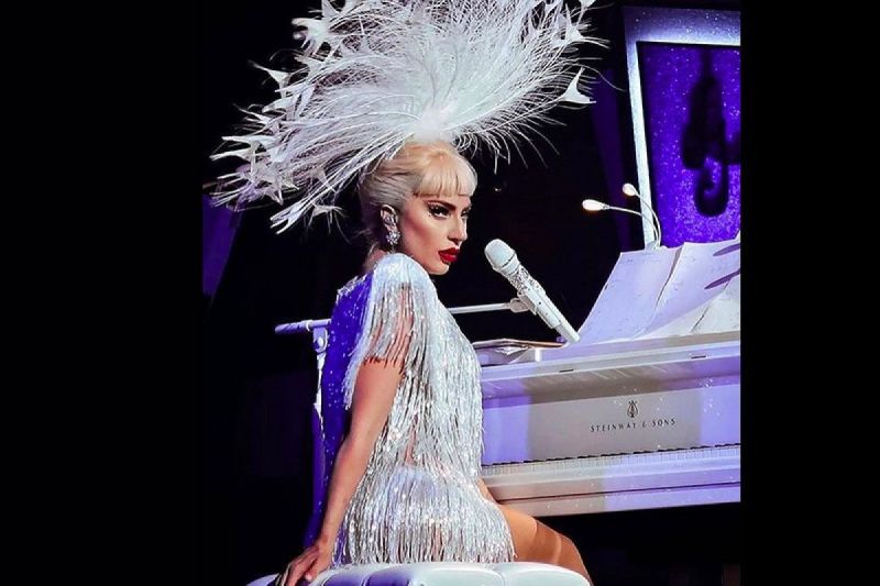 Lady Gaga mengatasi mikrofon saat manggung di Coachella