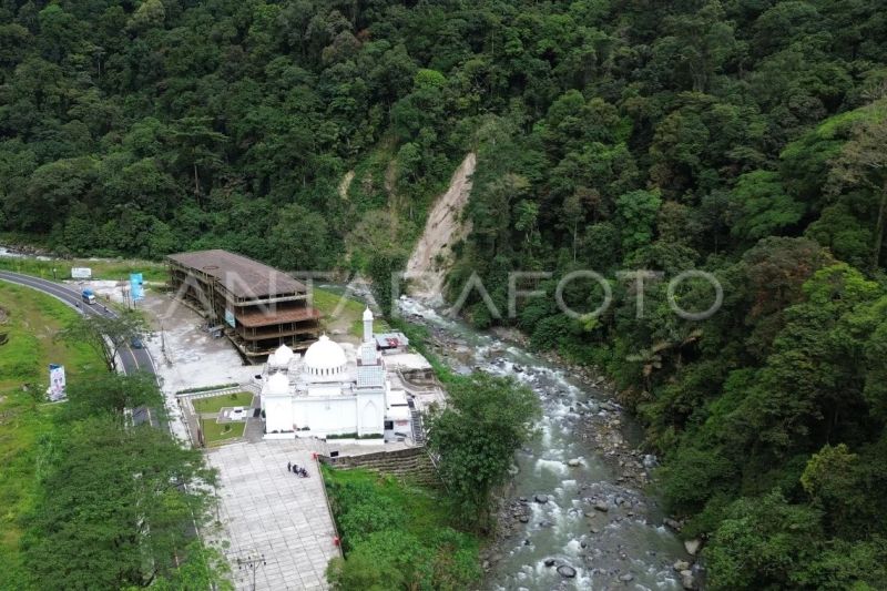 Bangunan ilegal di kawasan Lembah Anai