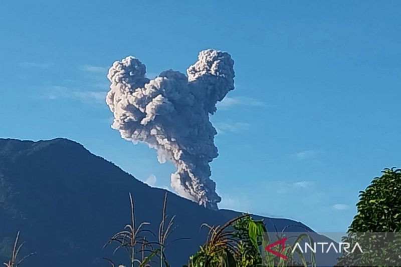 Gunung Marapi erupsi Minggu pagi, dentuman letusan keras