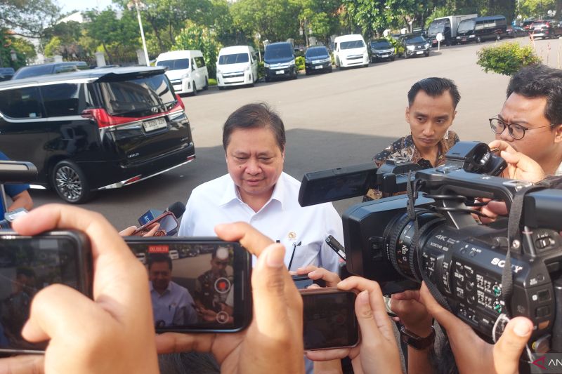 IHSG anjlok, Airlangga soroti dampak FOMC, RDG BI, dan laporan emiten