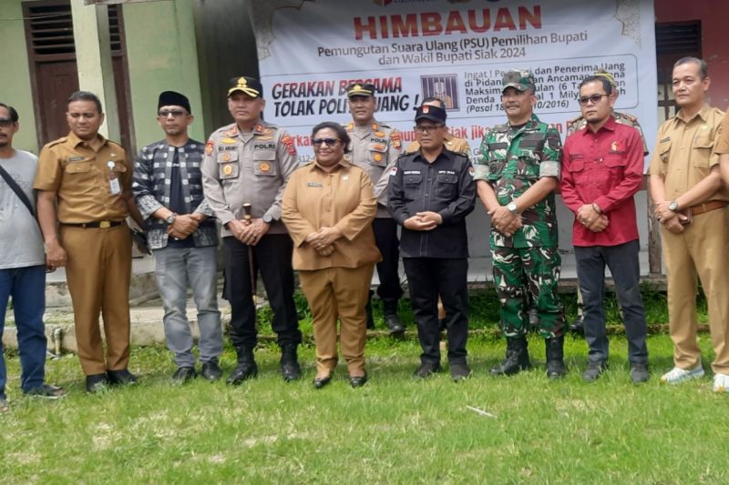 KPU Padang mulai menyortir dan melipat surat suara untuk pemilihan gubernur dan wakil gubernur Sumatera Barat