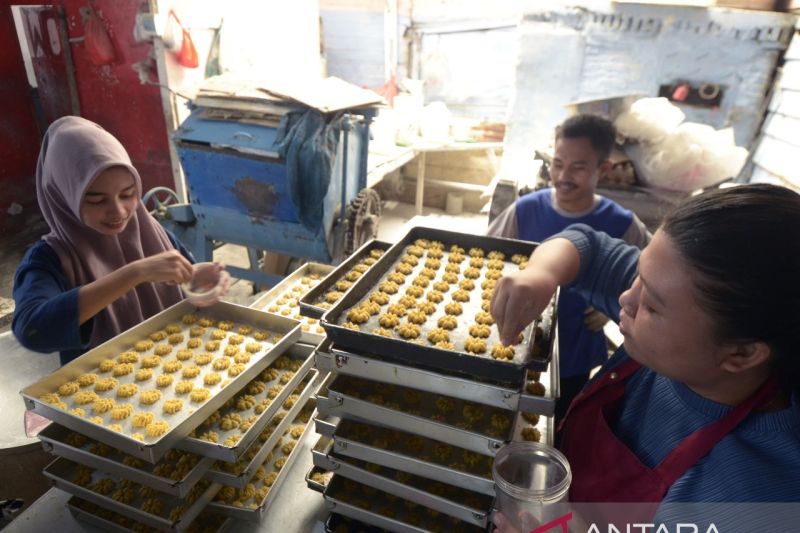 Pembuatan kue kering jelang Lebaran