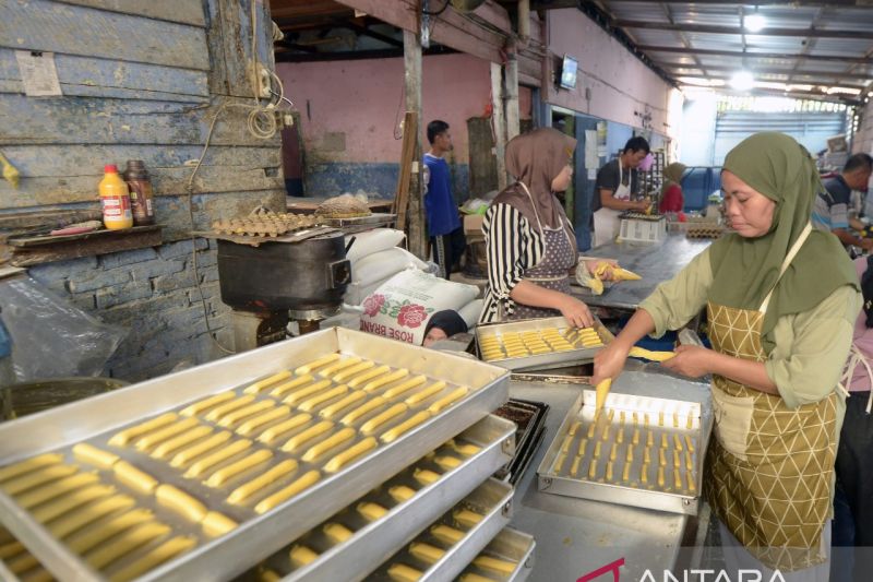 Pembuatan kue kering jelang Lebaran