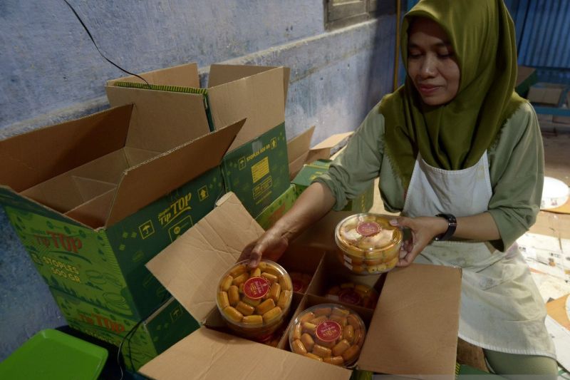 Pembuatan kue kering jelang Lebaran