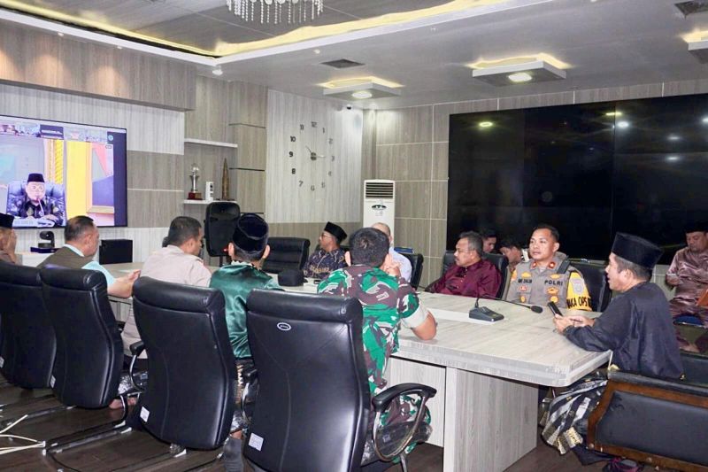 KPU Padang mulai menyortir dan melipat surat suara untuk pemilihan gubernur dan wakil gubernur Sumatera Barat