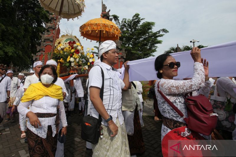 Upacara Melasti umat Hindu di Pura Segara Surabaya - ANTARA News