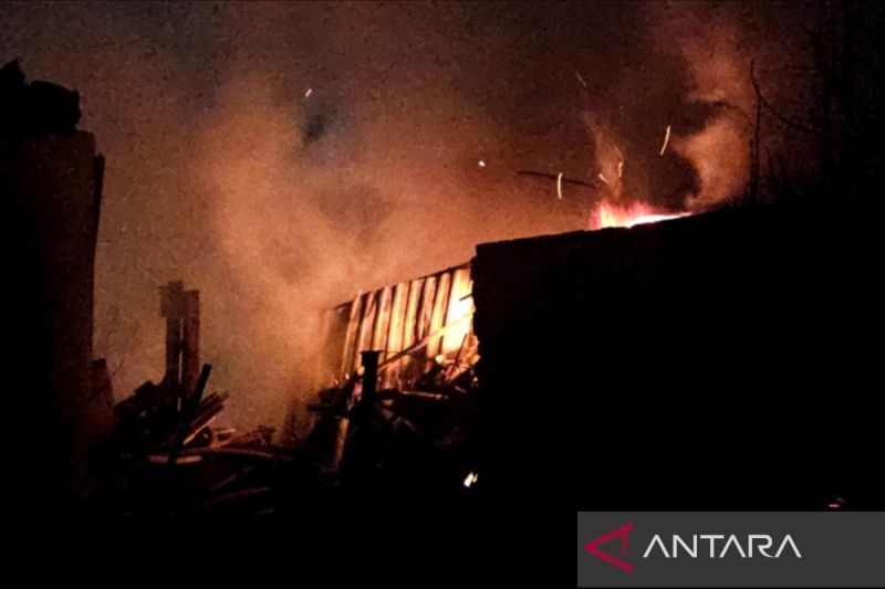 Rusia terjunkan 150 personel padamkan kebakaran di depo minyak Penza