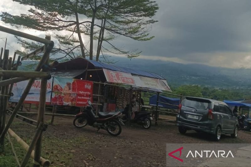 Pemkab Cianjur melayangkan peringatan bongkar warung di lokasi rawan