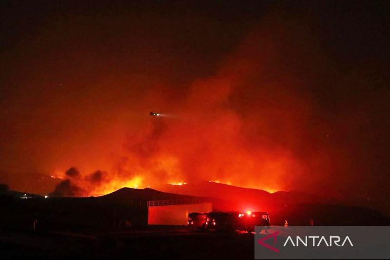 Kebakaran hutan California Selatan meluas cepat, hanguskan 4.856 ha