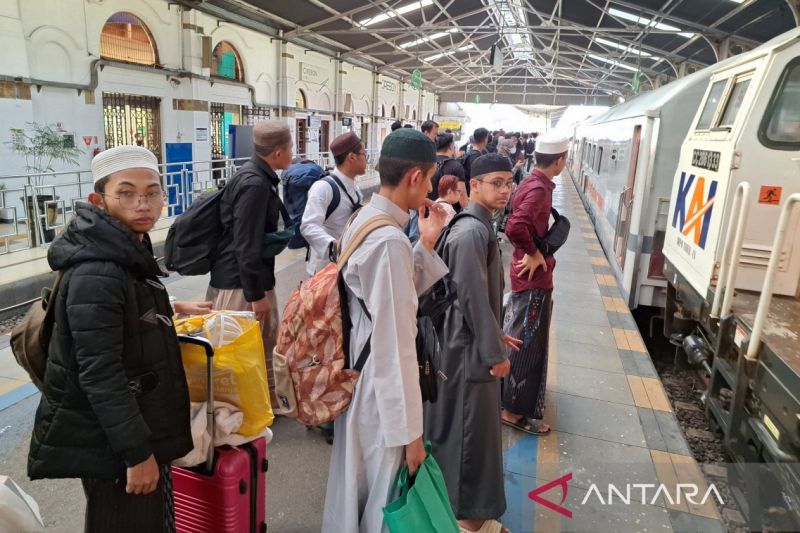 KAI Cirebon sudah melayani 193.101 penumpang hingga H2 Lebaran