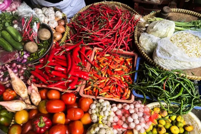 Harga pangan terkendali faktor perbaikan ekonomi usai Lebaran, kata ekonom