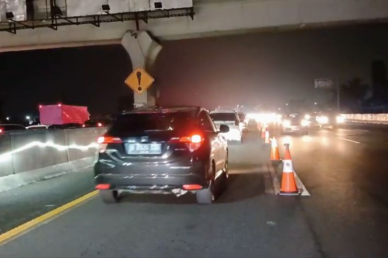 Arus balik lebaran di jalan Tol Jakarta-Cikampek hari ini mulai padat
