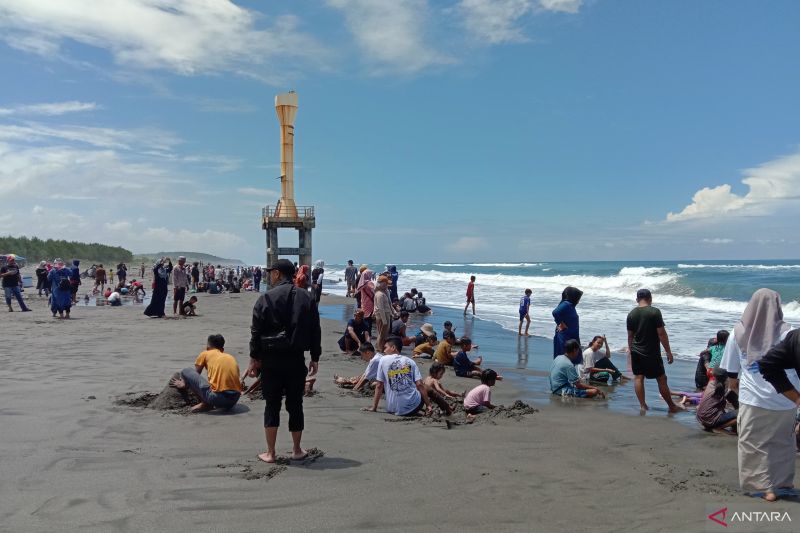 H2 Lebaran: Pengunjung Pantai Selatan Cianjur dan Kebun Raya Cibodas meningkat