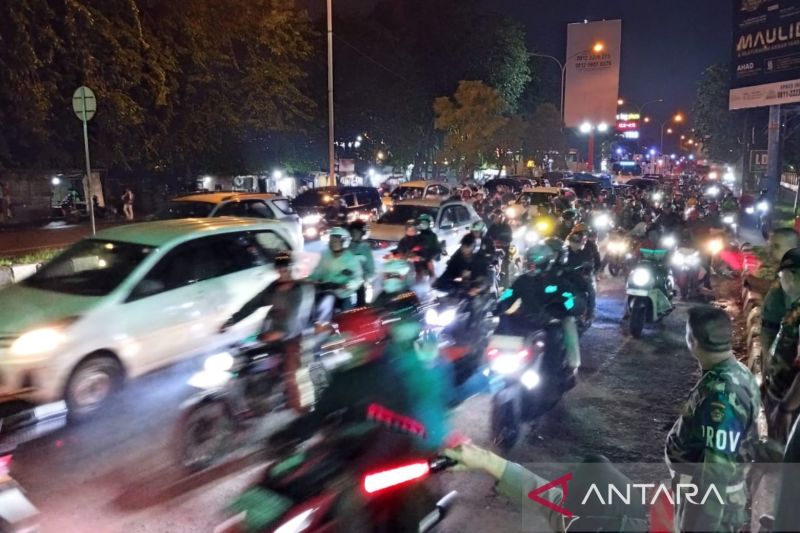 Polisi menerapkan skala prioritas di jalur arteri Cirebon imbas one way