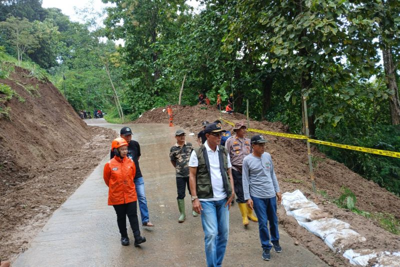 BPBD Ciamis menurunkan tim tangani 12 lokasi bencana alam