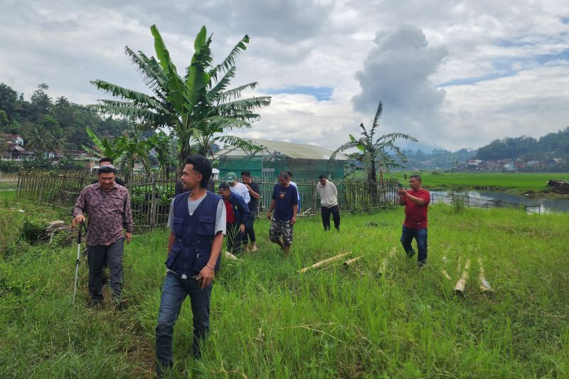 Bupati Garut mengecek kesiapan pembangunan Jalan Tol Cigatas