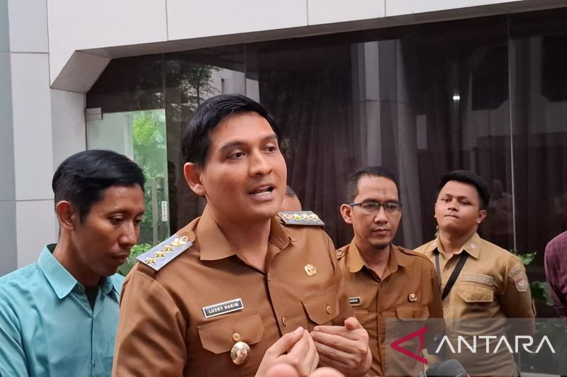 Bupati Indramayu Lucky Hakim berasumsi kantornya libur setelah Pendopo Bupati sepi