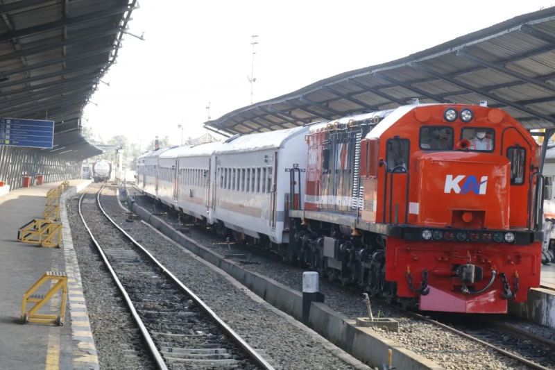 Asisten Masinis KA Jenggala meninggal akibat  truk menerobos rel
