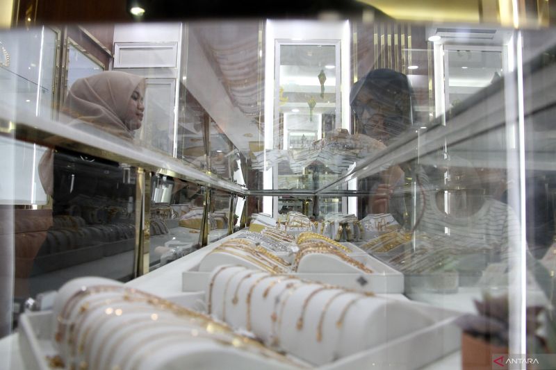 Harga emas hari ini Sabtu 26 April 2025 naik jadi Rp2.070.000 per gram