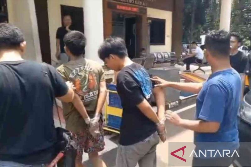 Polres Metro Bekasi tangkap dua pelaku begal sadis terhadap anggota polisi di Kalimalang