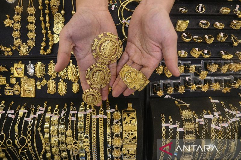 Emas Antam melambung tinggi, hari ini Rp1.948.000 per gram
