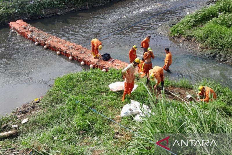 DLH Kabupaten Bekasi pasang kubus apung di Kali Cijambe untuk cegah sampah mengalir ke laut