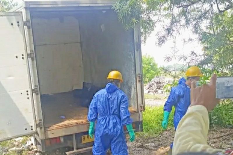 DLHK Karawang bersihkan lokasi tumpukan limbah medis
