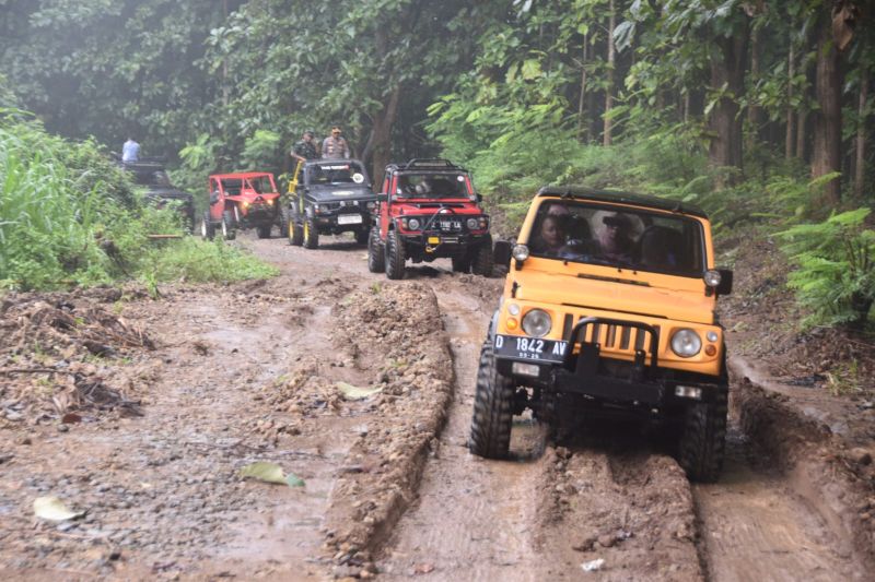 Pemkab Cirebon mempromosikan wisata Batu Lawang lewat Festival Jeep