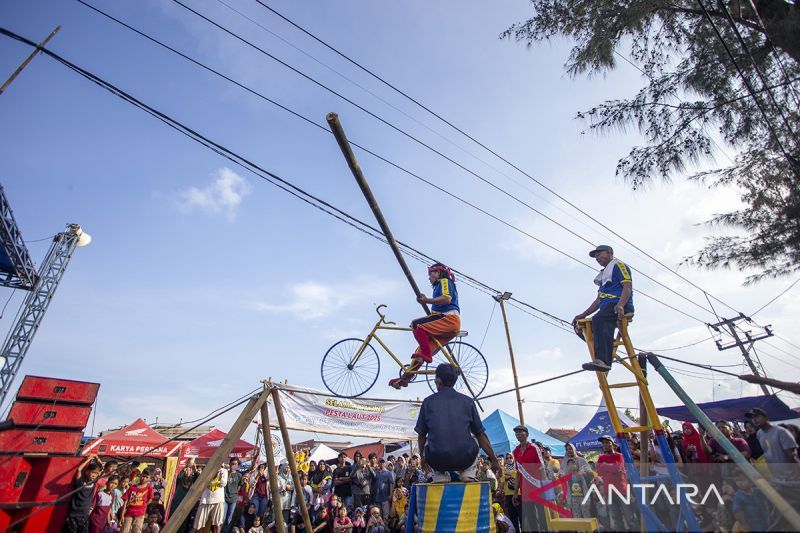 Pertunjukan seni akrobat Genjring Umbul