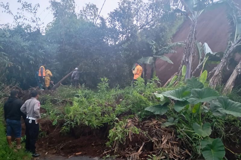 Longsor Pangalengan: Petugas gabungan evakuasi longsor yang tutupi jalan penghubung