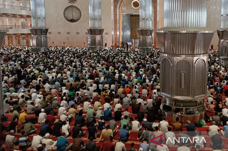Apakah main HP saat khutbah Jumat membatalkan shalat? Ini Hukumnya
