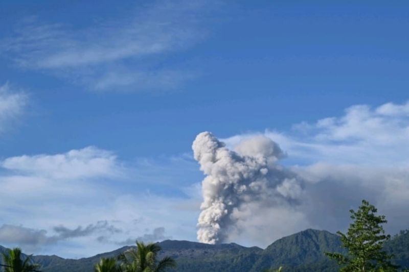 Gunung Dukono erupsi semburkan abu vulkanik setinggi 1.000 meter