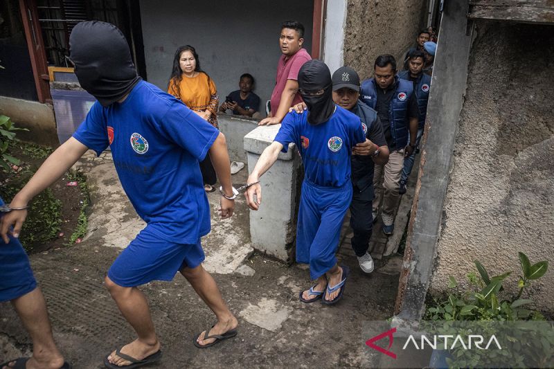 Pengungkapan rumah industri tembakau sintetis di Cimahi