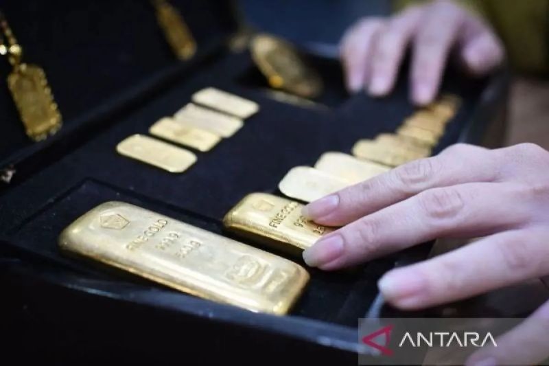 Harga emas hari ini Minggu 27 April 2025 turun jadi Rp2.048.000 per gram