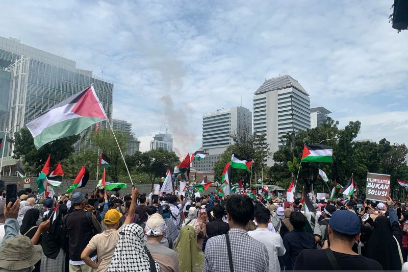 Personel gabungan mengawal aksi damai Bela Palestina di depan Kedubes AS