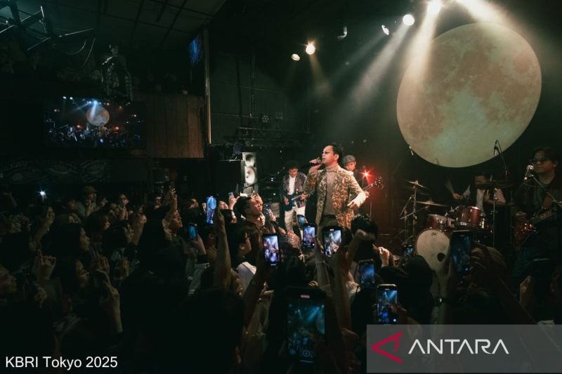 Ratusan pengunjung padati konser perdana D'MASIV di Jepang