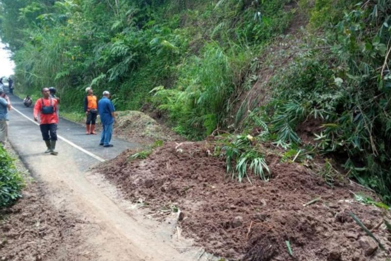 BPBD Ciamis menangani daerah yang terdampak longsor dan banjir