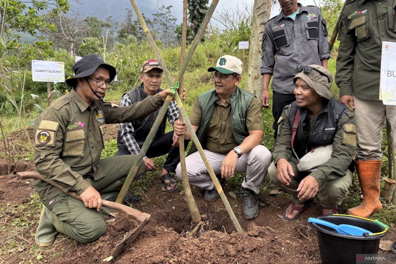 Pemkab Bandung menanam 100 pohon peringati Hari Bumi di Taman Kehati