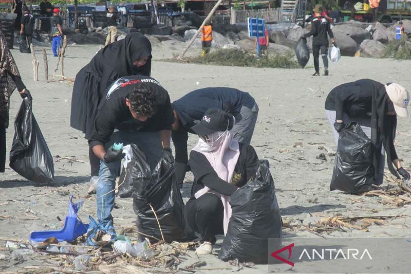 Pelaku pariwisata peringati Hari Bumi membersihkan pantai di Aceh
