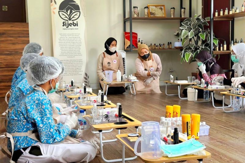 SIG membudidayakan serai wangi di lahan pascatambang Narogong