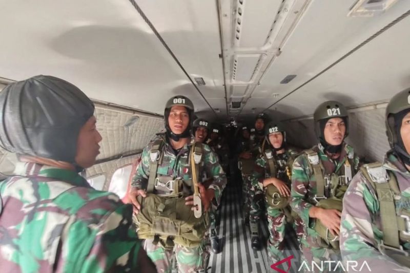 TNI AU gelar latihan terjun payung untuk siswa Akmil