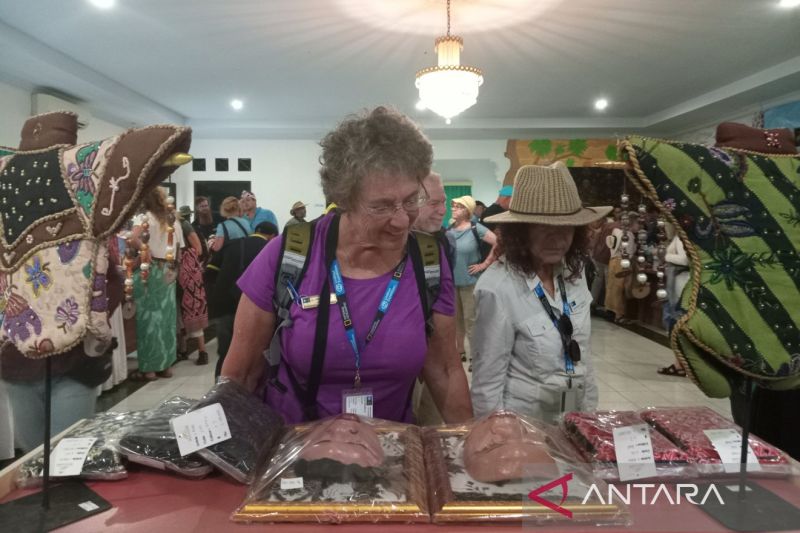 Disbudpar mempromosikan wisata budaya lewat Festival Topeng Cirebon