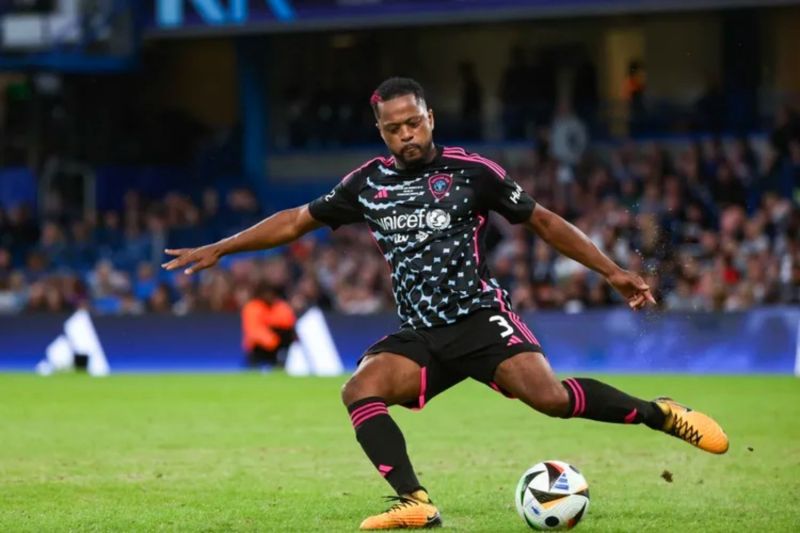 Mantan kapten bola Manchester United Patrice Evra tanda tangan kontrak MMA dengan PFL