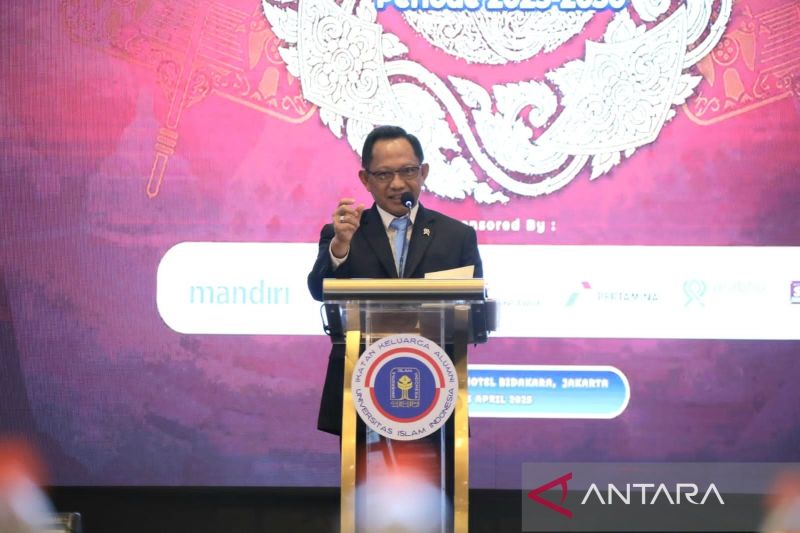 KPU Padang mulai menyortir dan melipat surat suara untuk pemilihan gubernur dan wakil gubernur Sumatera Barat
