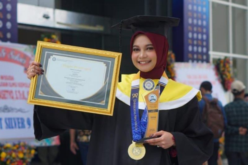 Inspiratif! Mahasiswi Unair raih IPK sempurna dan lulus Magister dalam 1,5 tahun