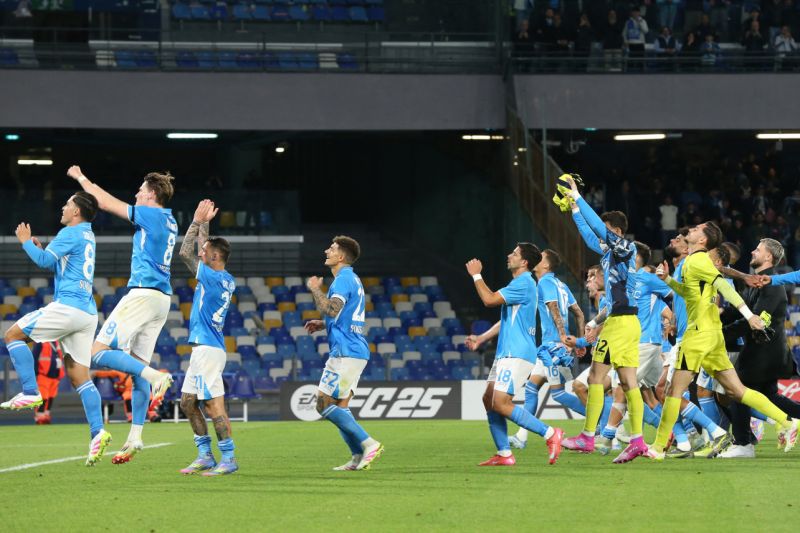 Napoli perlebar peluang juara Liga Italia setelah menang 2-0 lawan Torino
