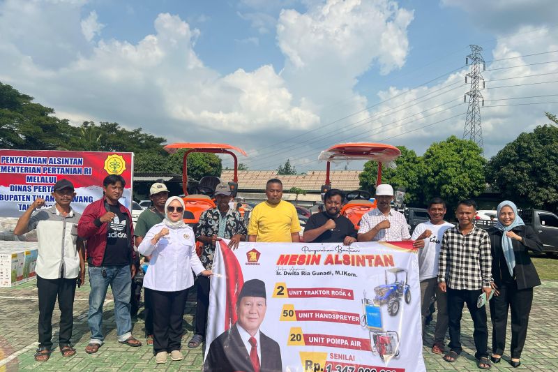 Anggota DPR beri bantuan alat pertanian bagi petani di Tulangbawang