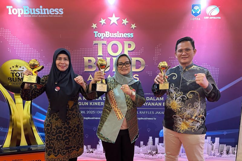 Bupati Lampung Timur terima penghargaan Top Pembina BUMD BPRS
